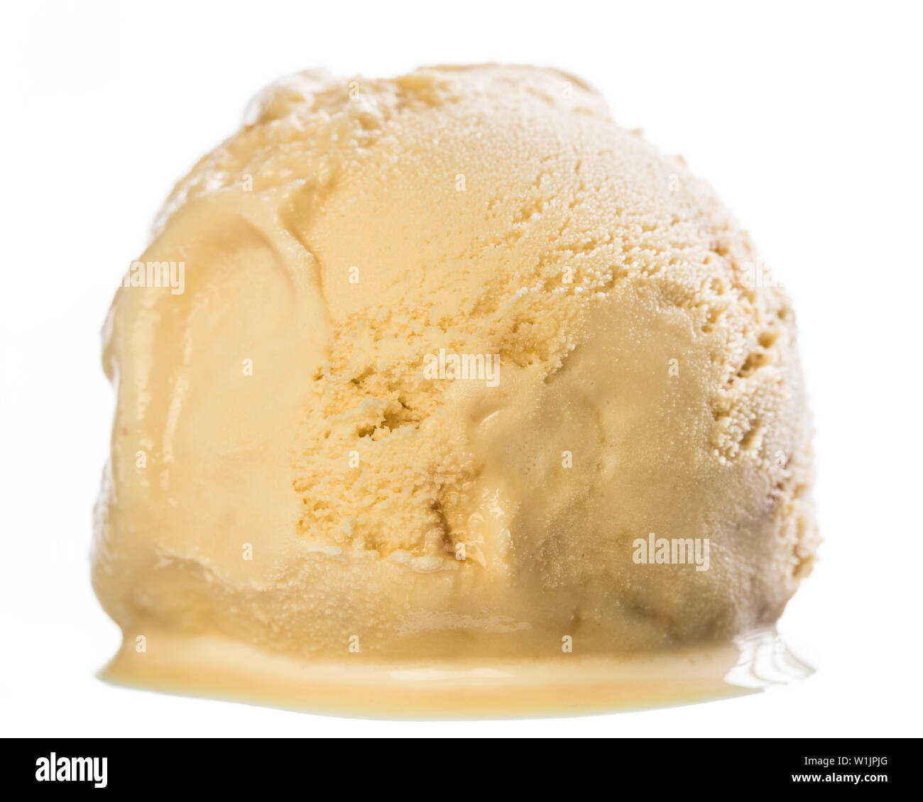 Seul balle molle de dulce leche (du lait sucré) ice cream isolé sur fond blanc - façade Banque D'Images