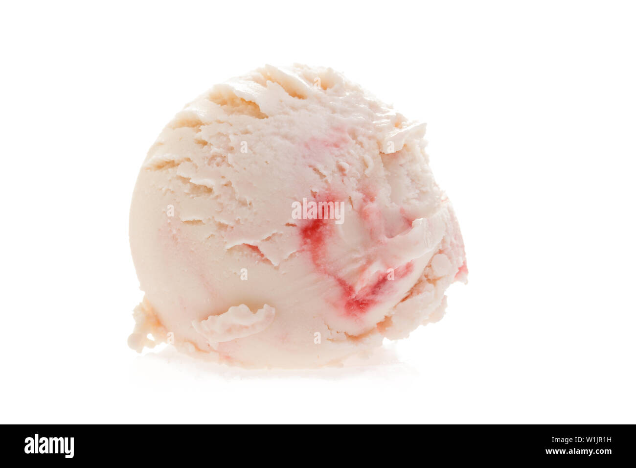 Une boule de glace framboise isolé sur fond blanc Banque D'Images