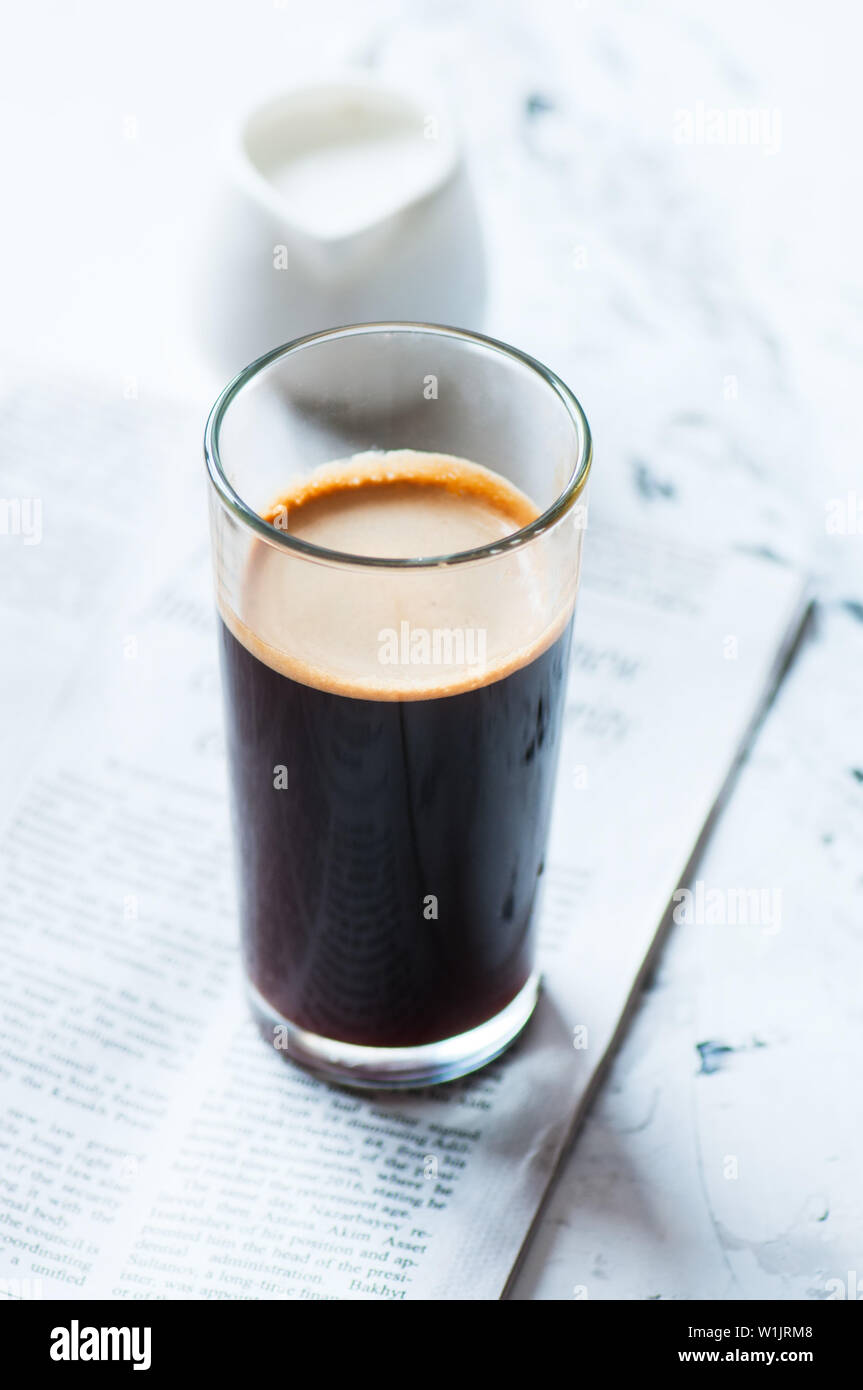 Un espresso dans un grand verre Banque D'Images