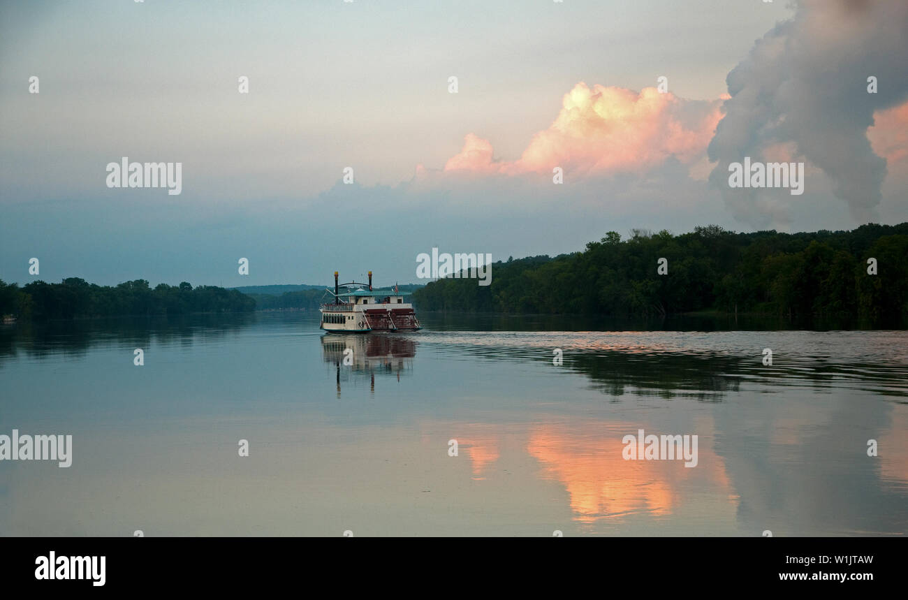 Un paddlewheeler chefs le fleuve jusqu'au coucher du soleil sur le rocher, près de l'Oregon, l'Illinois. (C) 2010 Tom Kelly Banque D'Images