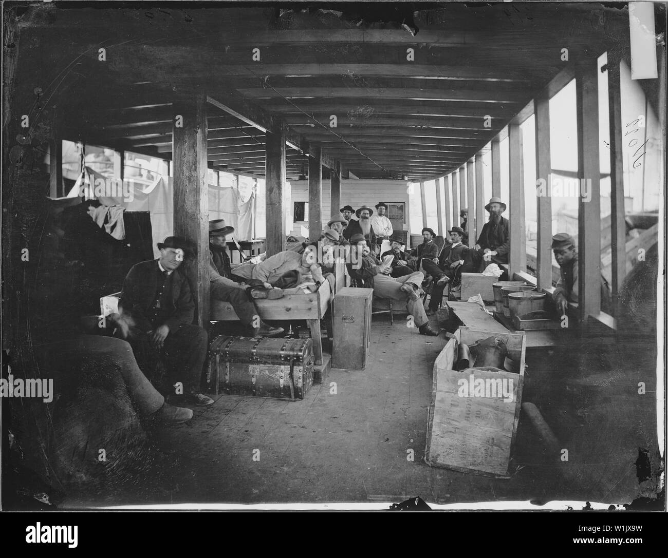 Transport entre plate-formes sur bateau à vapeur ; notes générales : utiliser la guerre et les conflits Numéro 189 lors de la commande d'une reproduction ou demande d'informations sur cette image. Banque D'Images