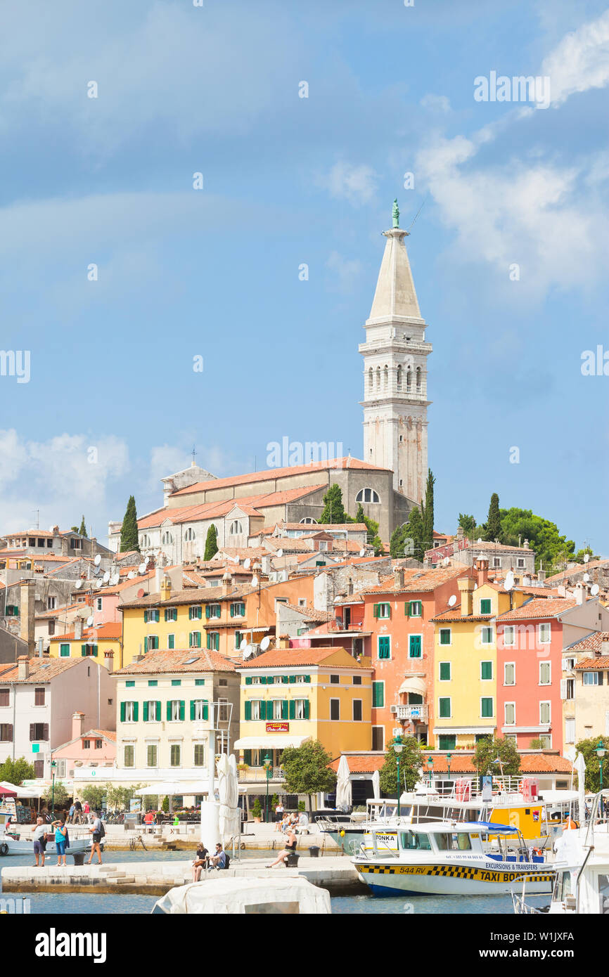 Rovinj, Croatie, Europe - 2 septembre 2017 - Les touristes au quai du port de Rovinj Banque D'Images