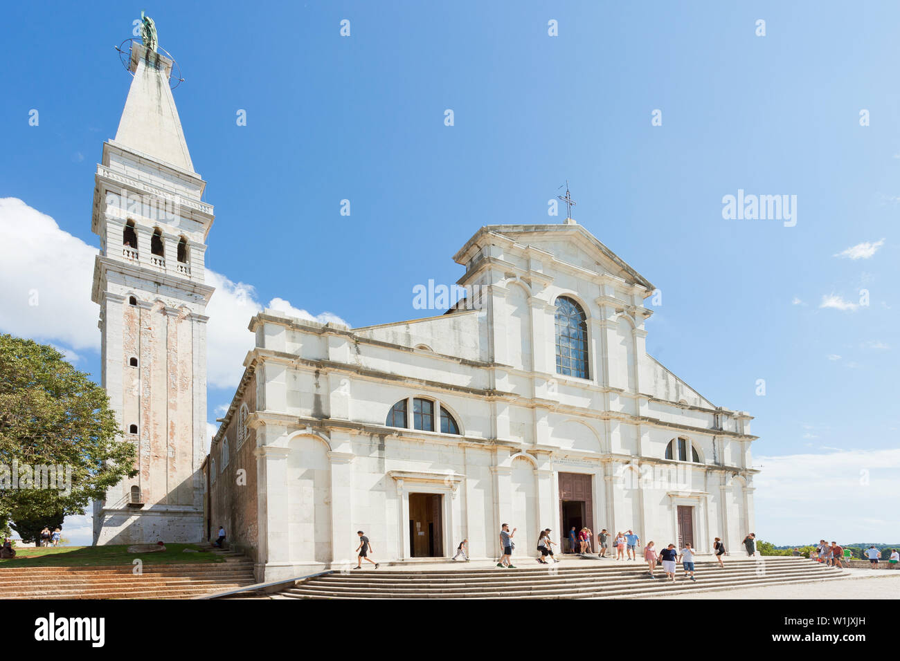 Rovinj, Croatie, Europe - 2 septembre 2017 - Les touristes dans l'église Sainte Euphémie Banque D'Images
