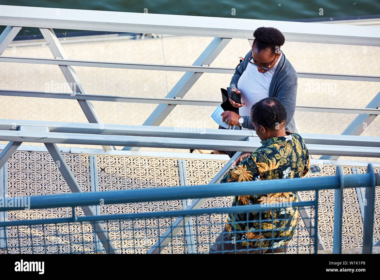 Montréal, Canada - Juin 2018 : African American middle age man and woman chatting et marche sur l'escalier au vieux port de Montréal, Canada. Banque D'Images