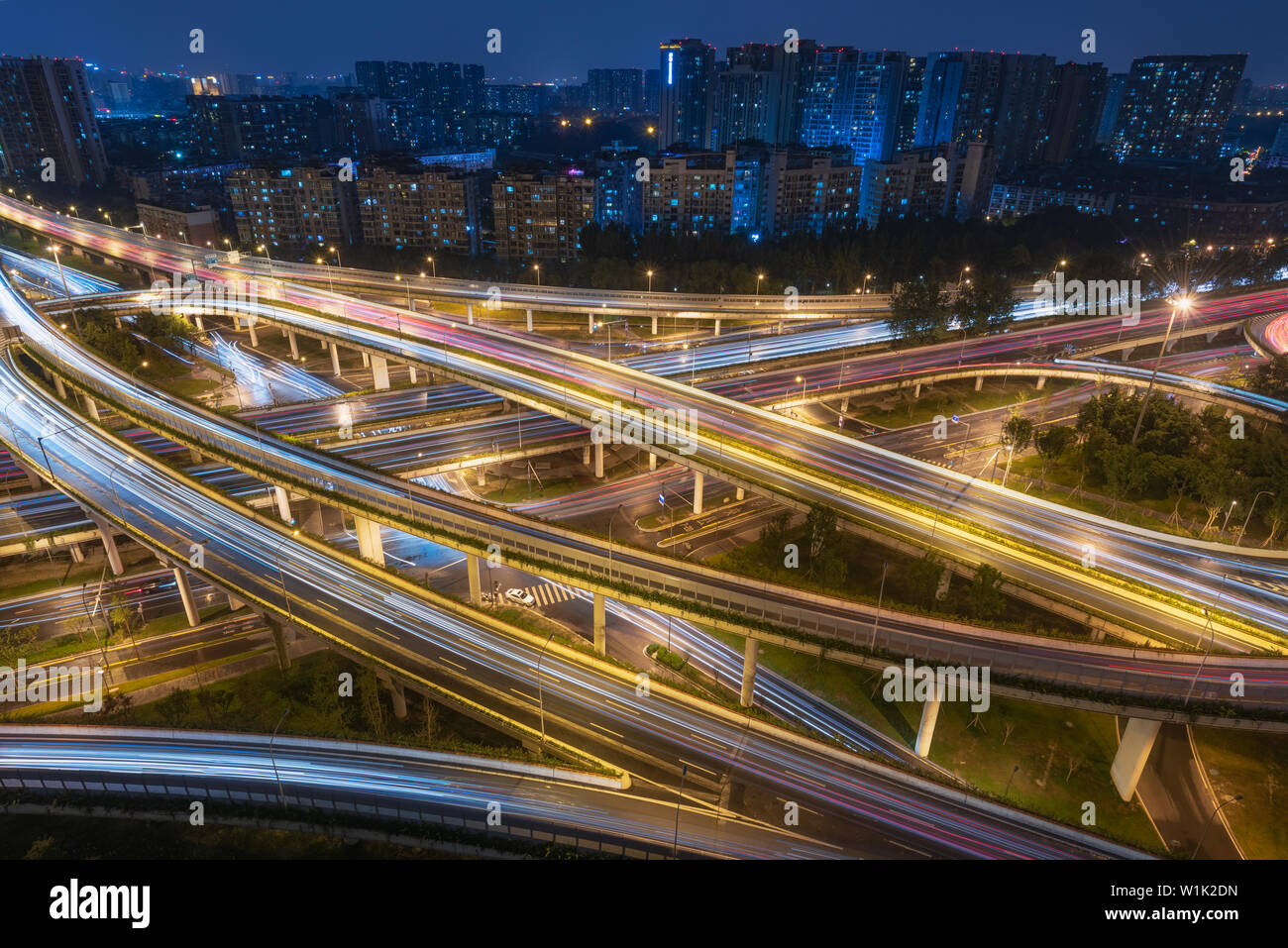 Grand traffic interchange vue aérienne de nuit à Chengdu, Chine Banque D'Images