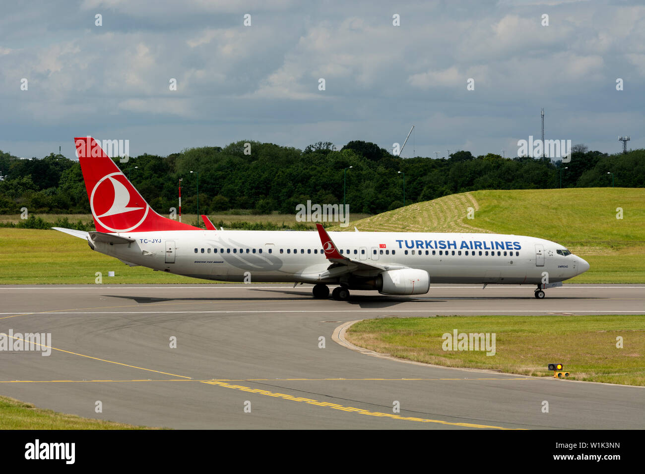 Turkish Airlines Boeing 737-9F2 prêt au décollage à l'aéroport de Birmingham, UK (TC-JYJ) Banque D'Images