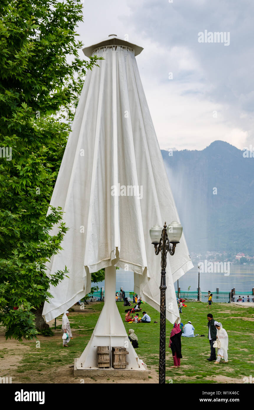 Mega parasol installé pour les dévots au culte Hazratbal, Srinagar,  Jammu-et-Cachemire, en Inde Photo Stock - Alamy