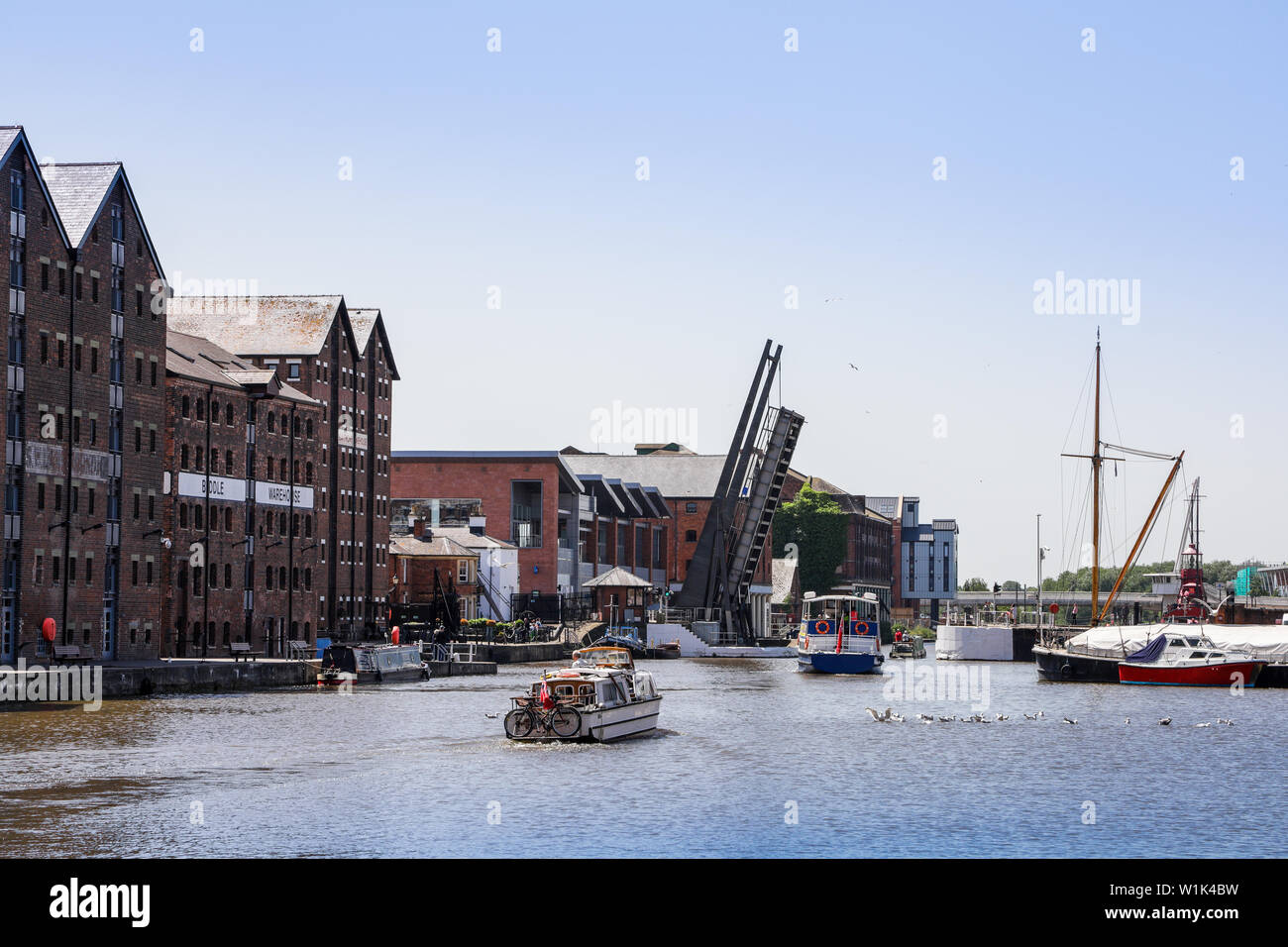 Soulever le pont routier à Gloucester Docks Banque D'Images