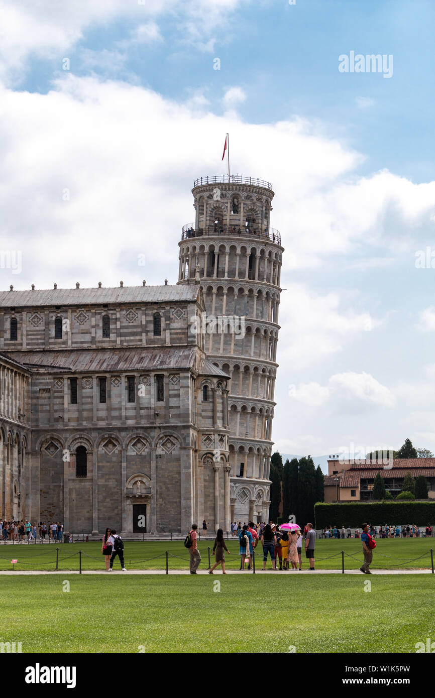 La Piazza del Duomo est célèbre pour son architecture médiévale, notamment la Tour de Pise. Banque D'Images