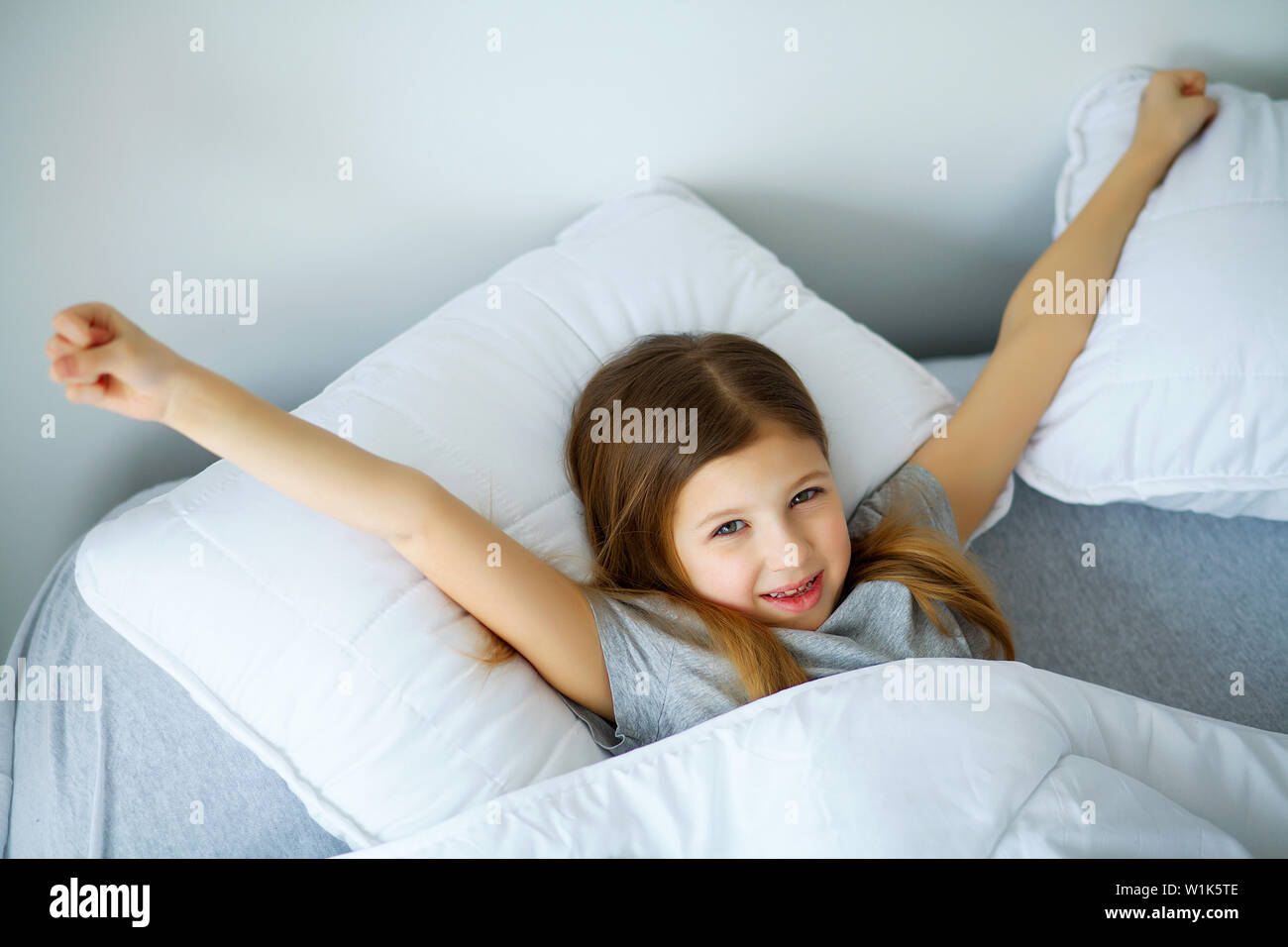 Jolie petite fille est en train de dormir dans le lit à la maison, maman  est avec une couette qui couvre sa Photo Stock - Alamy