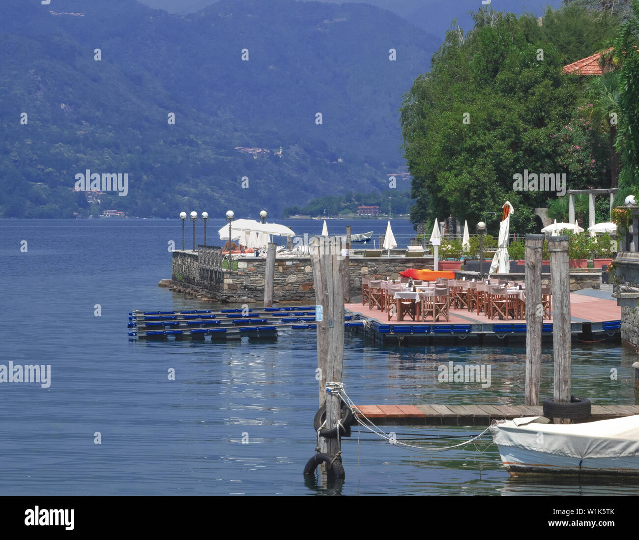 Club d'été sur une plate-forme flottante, lac Orta. Italie Banque D'Images