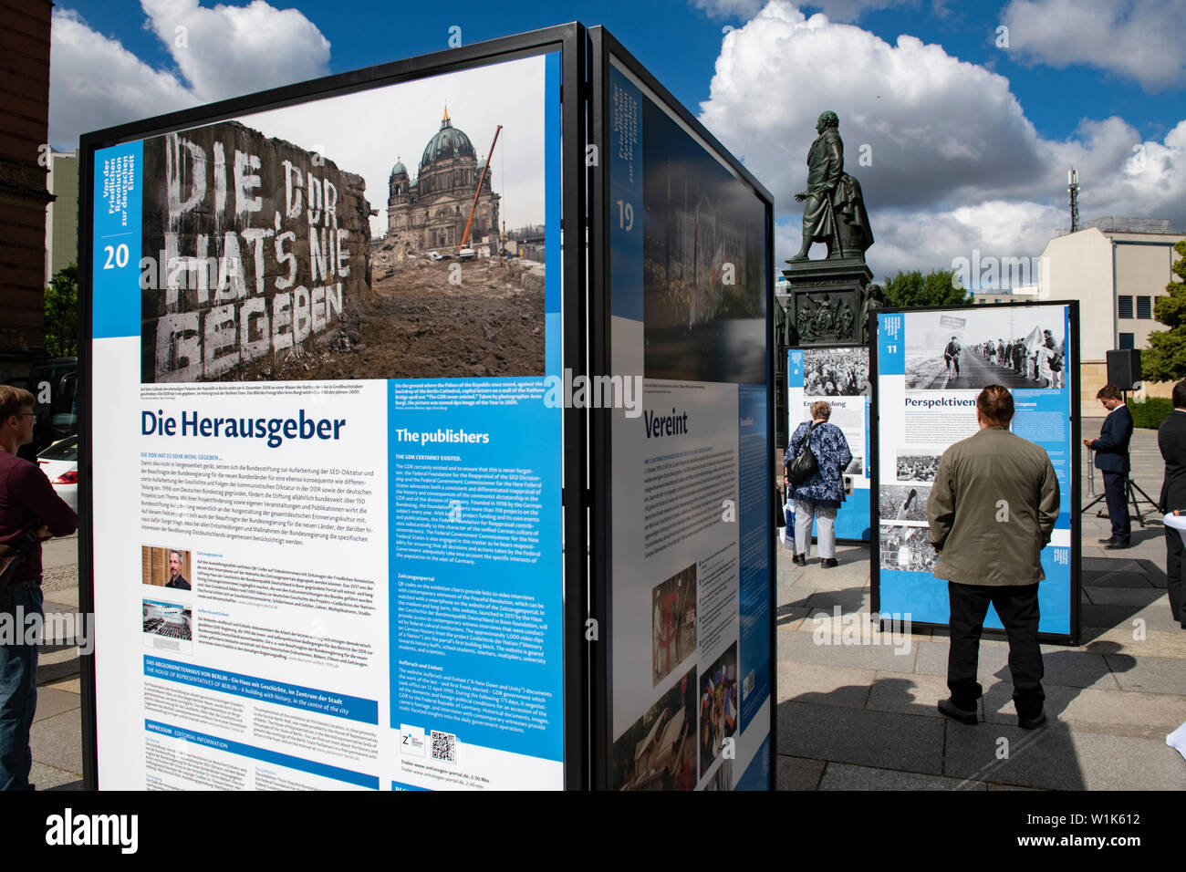 Berlin, Allemagne. 06Th Juillet, 2019. Les gens sont debout devant des panneaux d'information à la Chambre des Représentants. Ils font partie de la nouvelle exposition en plein air "De la révolution pacifique à l'unité allemande", organisé par l'Bundesstiftung zur Aufarbeitung der SED-Diktatur. L'occasion de la présentation est le 30e anniversaire de la chute du Mur de Berlin. Crédit : Paul Zinken/dpa/Alamy Live News Banque D'Images