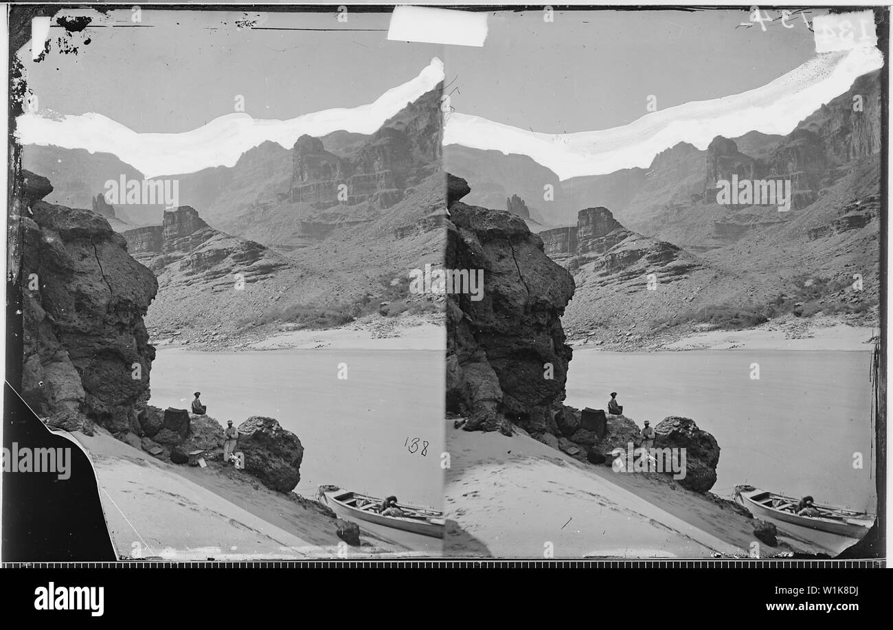 Vue SUR GRAND CANYON DU FLEUVE COLORADO SPRING, GROTTE Banque D'Images