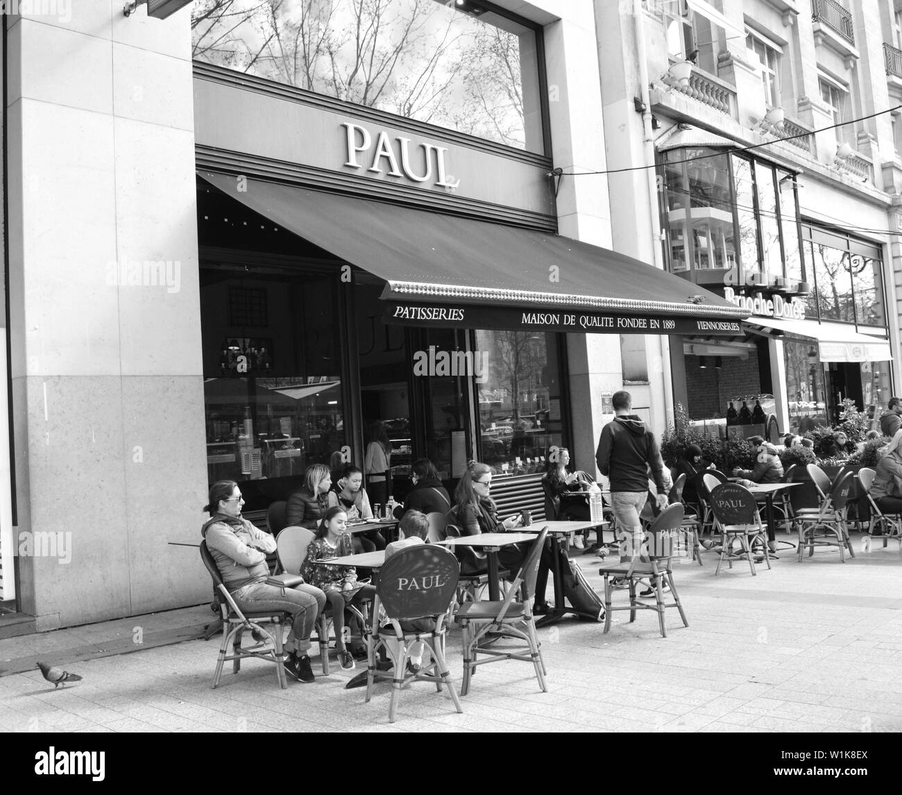 Une photo en noir et blanc pour Paul cafe à Paris, France Banque D'Images