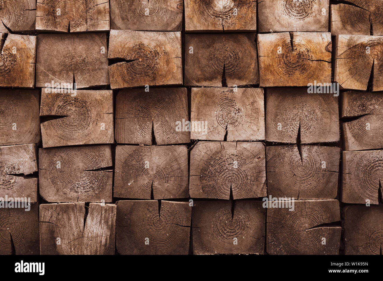 Mosaïque de carrés, planches en bois. Brown slat, planch, produites mur. Rustique Vintage close-up texture bois. Motif géométrique moderne Banque D'Images