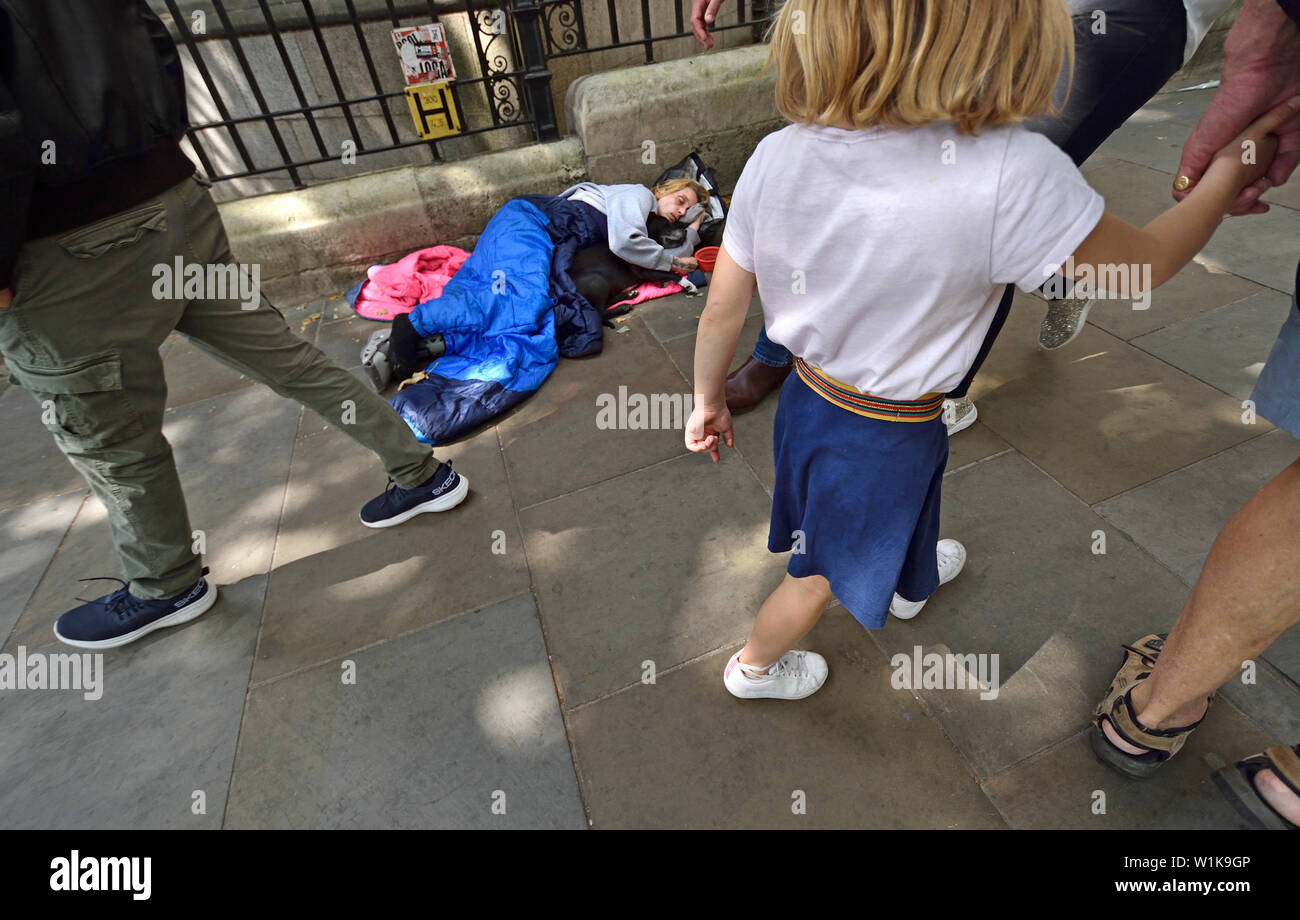 Londres, Angleterre, Royaume-Uni. Femme sans-abri endormi dans le centre de Londres Banque D'Images