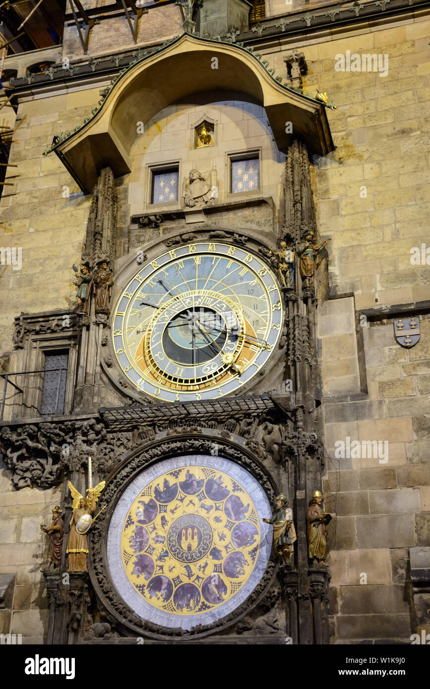 Détails de l'Horloge Astronomique de Prague dans la nuit Banque D'Images