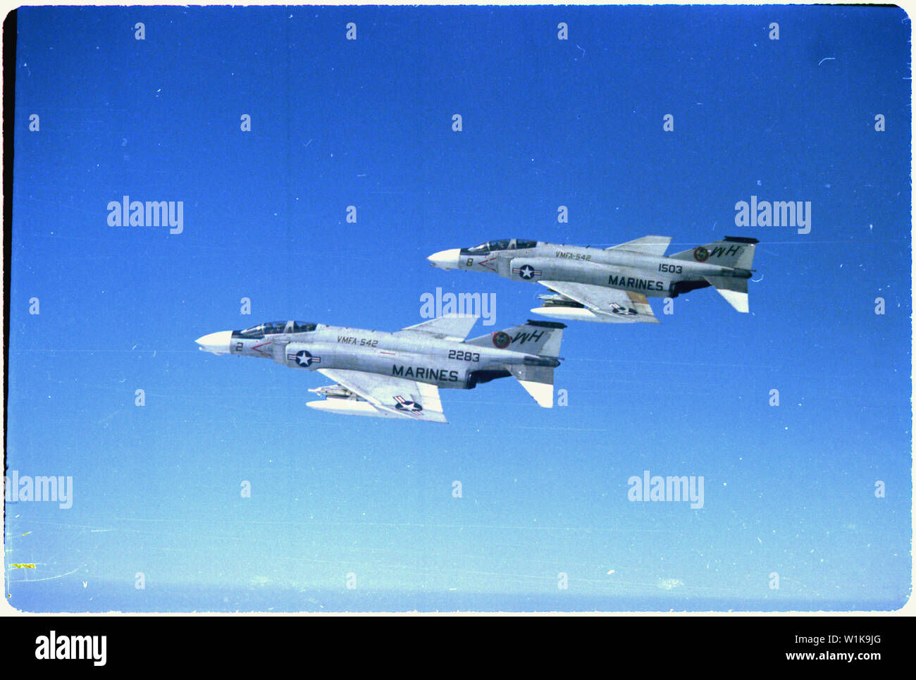 Le Vietnam. Deux F-4b fantômes de VMFA-542, Marine Aircraft Group-11, 1er sur l'aile Marine, DaNang, RVN sur leur chemin vers des cibles à l'appui de Marines travaillent dans le Nord le 1 Corps. Banque D'Images