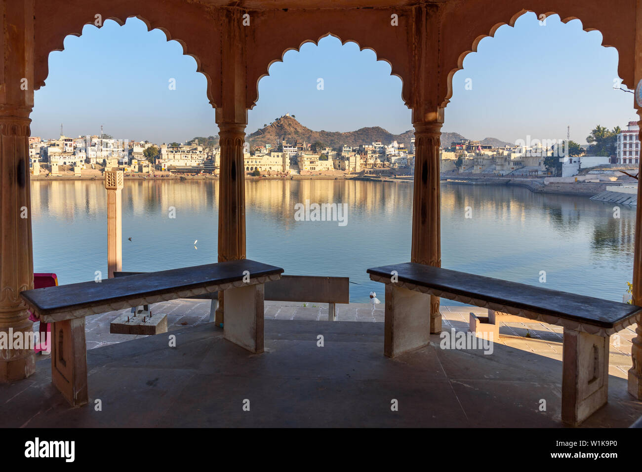 Ghats à Pushkar lac sacré au Rajasthan. L'Inde Banque D'Images