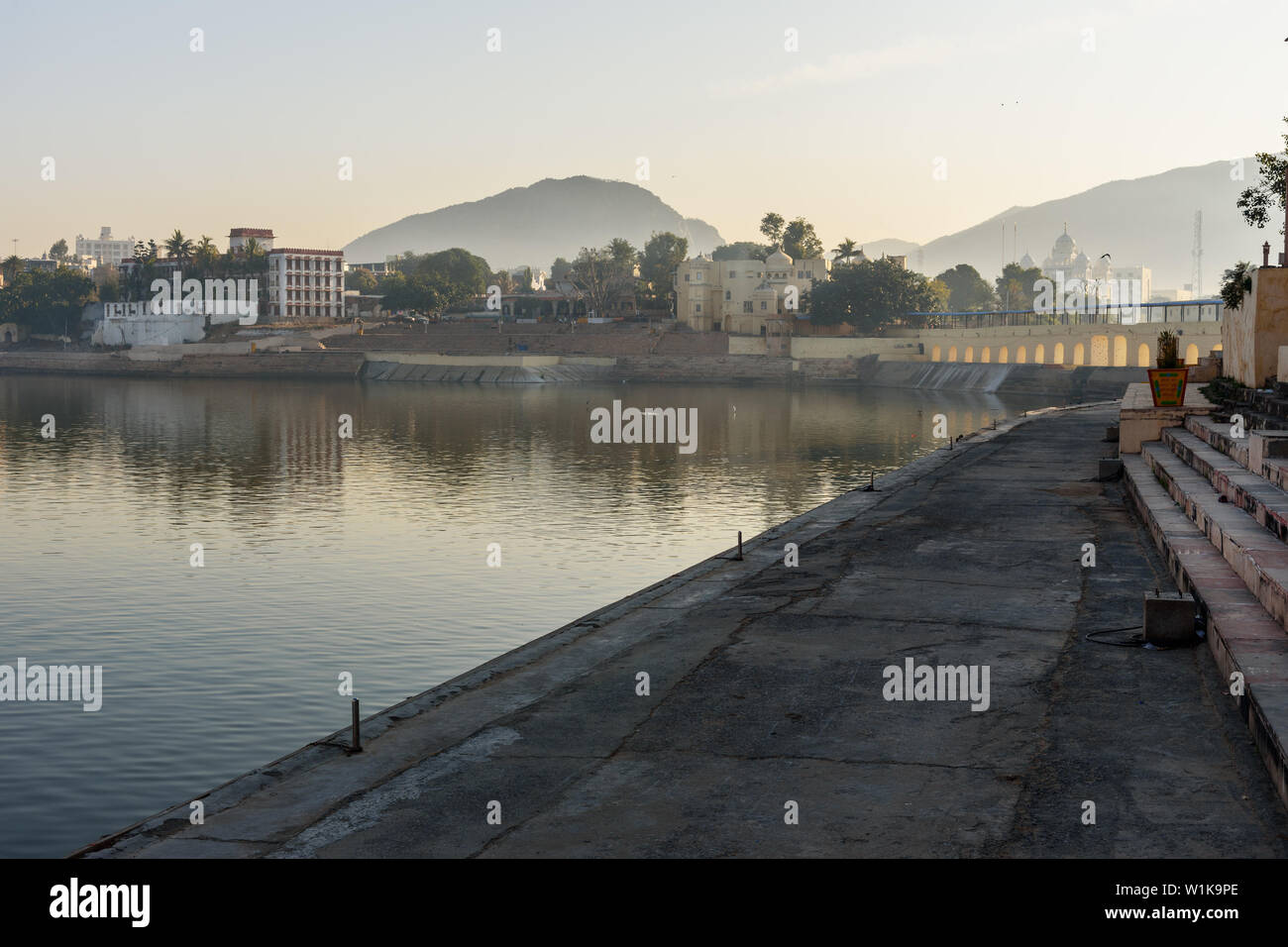 Ghats à Pushkar lac sacré au Rajasthan. L'Inde Banque D'Images