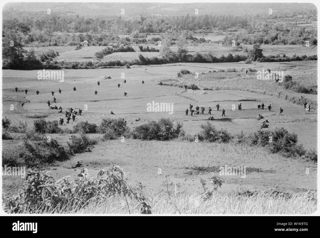 Vietnam....Les membres du 2e Bataillon, 26ème Marines, se prépare à former une ligne d'assaut sur la colline 37 lors de l'opération Bold Mariner au sud de Chu Lai. L'opération vise à l'effacement du Viet Cong de la péninsule Batangan. Banque D'Images