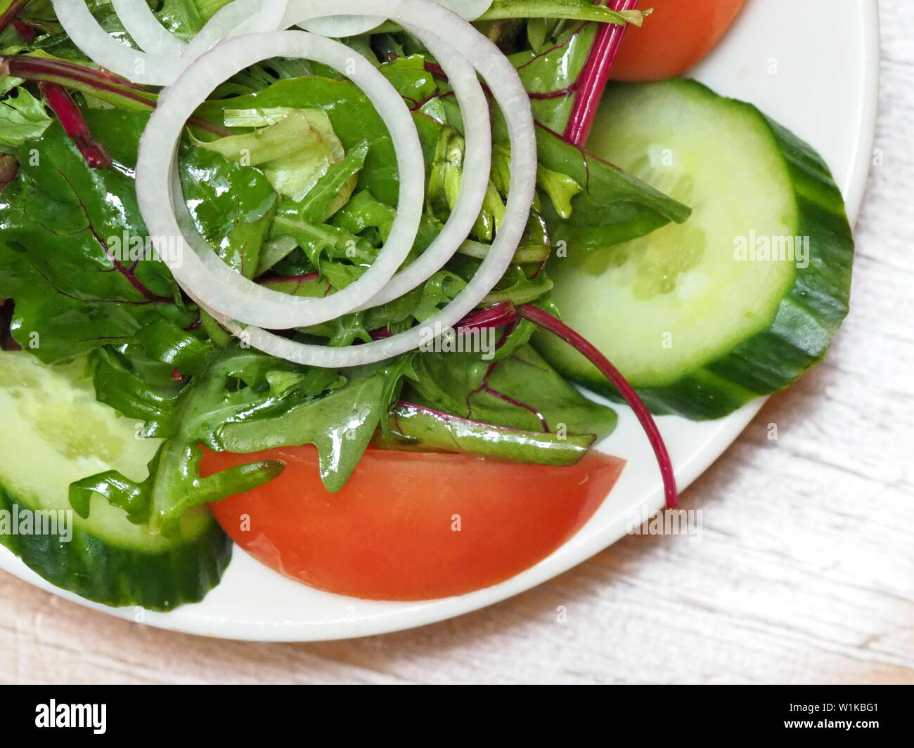 Londres, Royaume-Uni - Juin 2019 - Gros plan d'une portion de Salade de tomates et d'oignon à l'Applebee's Fish Restaurant à Borough Market Banque D'Images