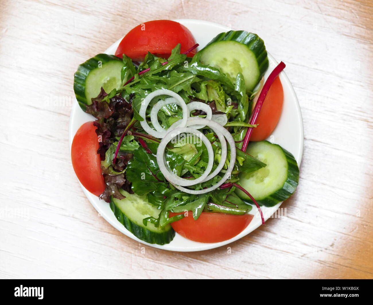 Londres, Royaume-Uni - Juin 2019 - Gros plan d'une portion de Salade de tomates et d'oignon à l'Applebee's Fish Restaurant à Borough Market Banque D'Images