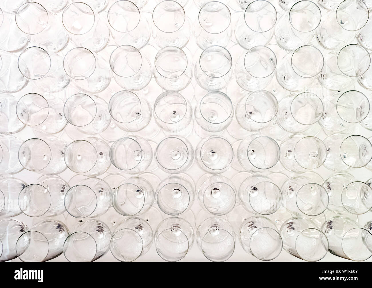 Beaucoup de verres vides pour le vin mousseux blanc debout sur la table avant la partie, vue du dessus Banque D'Images