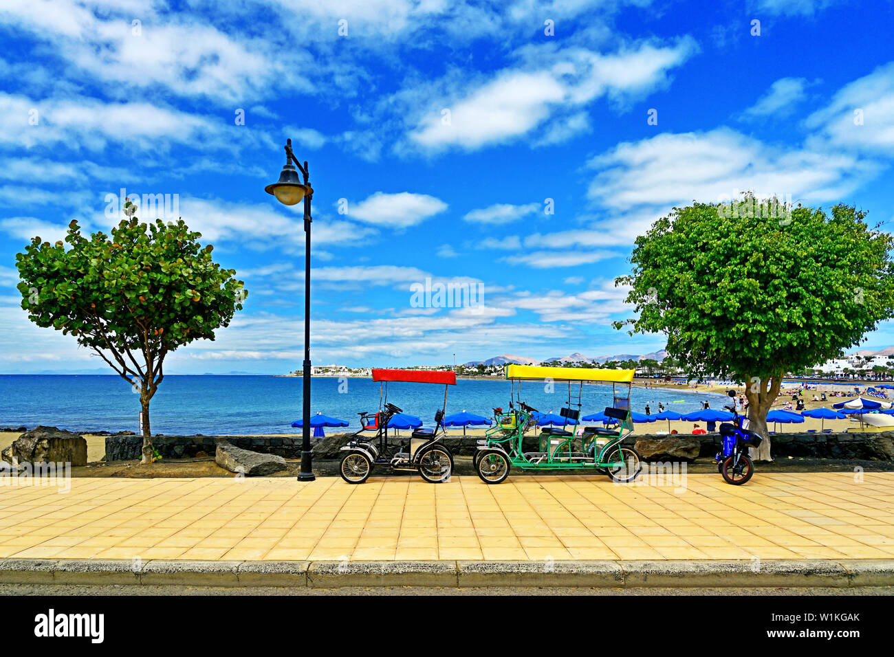 Plage de Lanzarote et quad cycles à Matagorda avec ciel bleu Banque D'Images