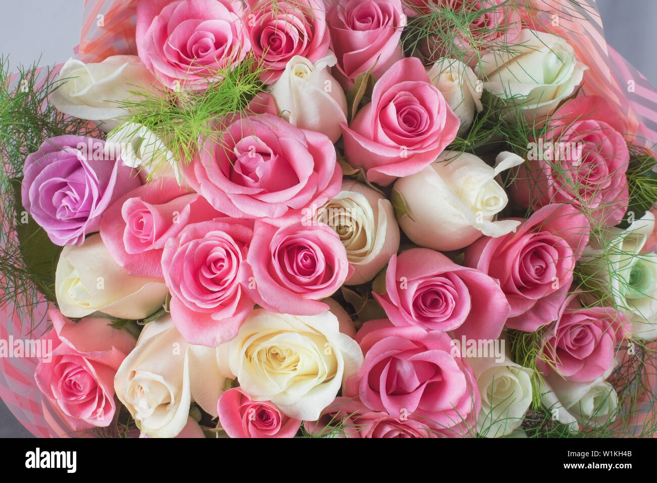 Grand Mariage Bouquet De Roses Blanches Et Roses Macro Suite Nuptiale Delicat Bouquet De Roses Pour Un Anniversaire La Saint Valentin Fete Des Meres De L Engagement Photo Stock Alamy
