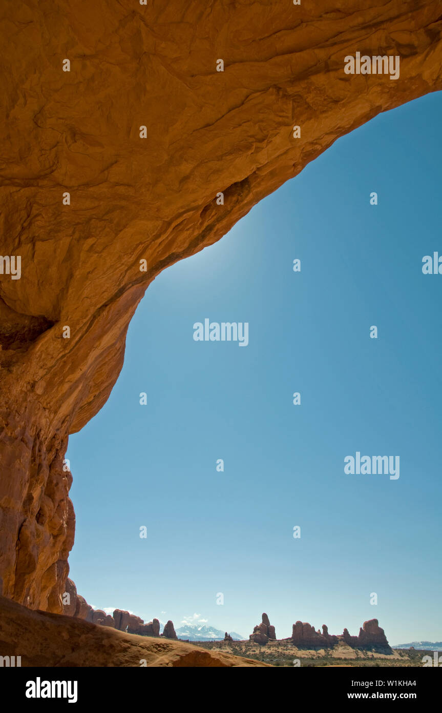 Redrock monuments et les sommets enneigés la Sals de pointe dans l'Arcade Double Arches National Park près de Moab, Utah. Banque D'Images