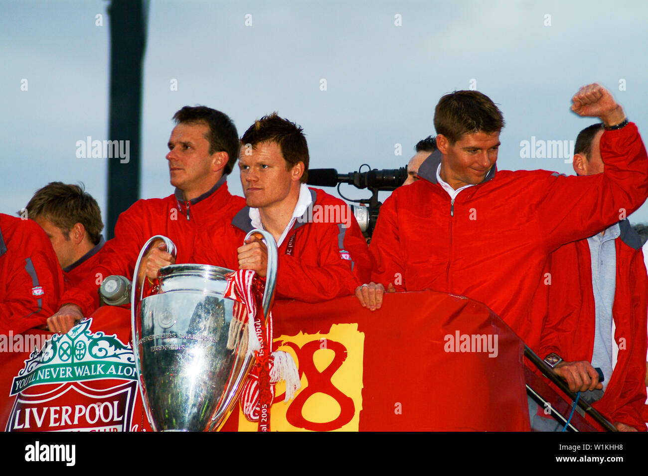 26 mai 2005, Liverpool, Royaume-Uni. Le bus de l'équipe du Liverpool FC après ils ont gagné la coupe de la Ligue des Champions à Istanbul. Steven Gerrard, John Arne Riise et Dietm Banque D'Images