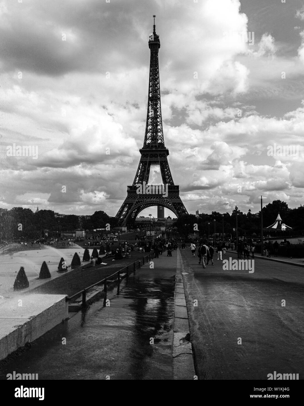 Court voyage à Paris par le biais d'une lentille en noir et blanc Banque D'Images