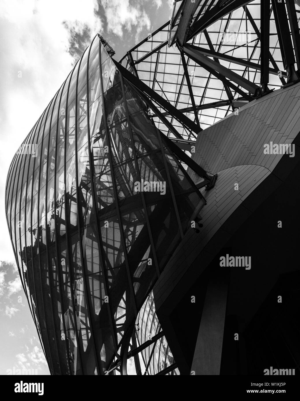 Court voyage à Paris par le biais d'une lentille en noir et blanc Banque D'Images