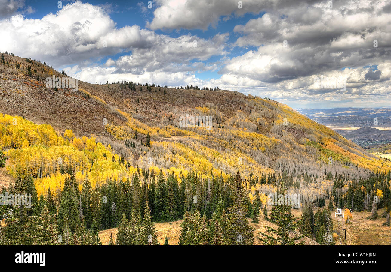 Les nuages d'automne rush à travers la crête de Pinecone à Park City Mountain. (C) 2016 Tom Kelly Banque D'Images