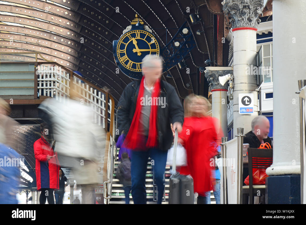 La station de passagers réveil se précipiter pour prendre le train à la gare de York Royaume-Uni Banque D'Images