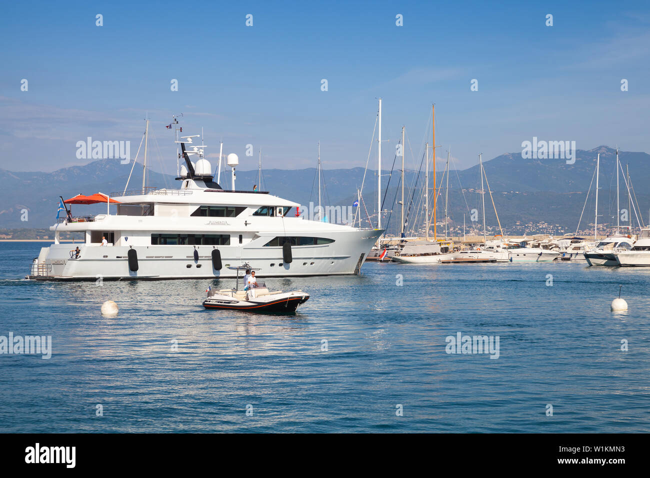 Ajaccio, France - 29 juin 2015 : Blanc yacht de plaisance arrive à port de plaisance de la ville d'Ajaccio, Corse, île de France Banque D'Images