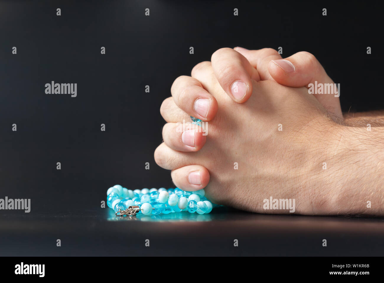 Homme hand holding beads Banque D'Images