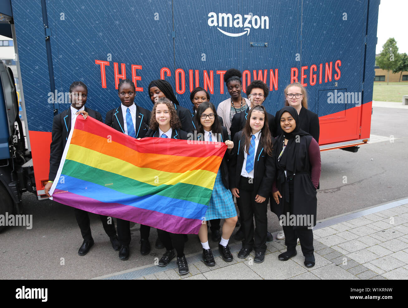 De 0001 sous embargo Jeudi 4 juillet Les membres de l'Académie + Petchey LGBTQ Club en face de l'Amazon Treasure camion pendant le lancement de l'Amazon + LGBT Roadshow, lecture de la musique comme artiste sera rejoint les jeunes élèves de l'école pour un atelier spécial sur la diversité et l'inclusivité LGBT +. Banque D'Images