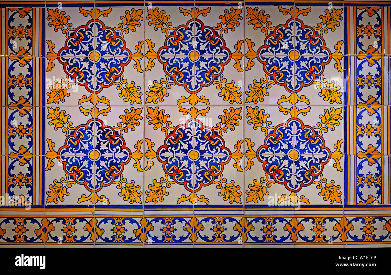 Carreaux à motifs multicolores dans le style espagnol, Malaga, Espagne Banque D'Images