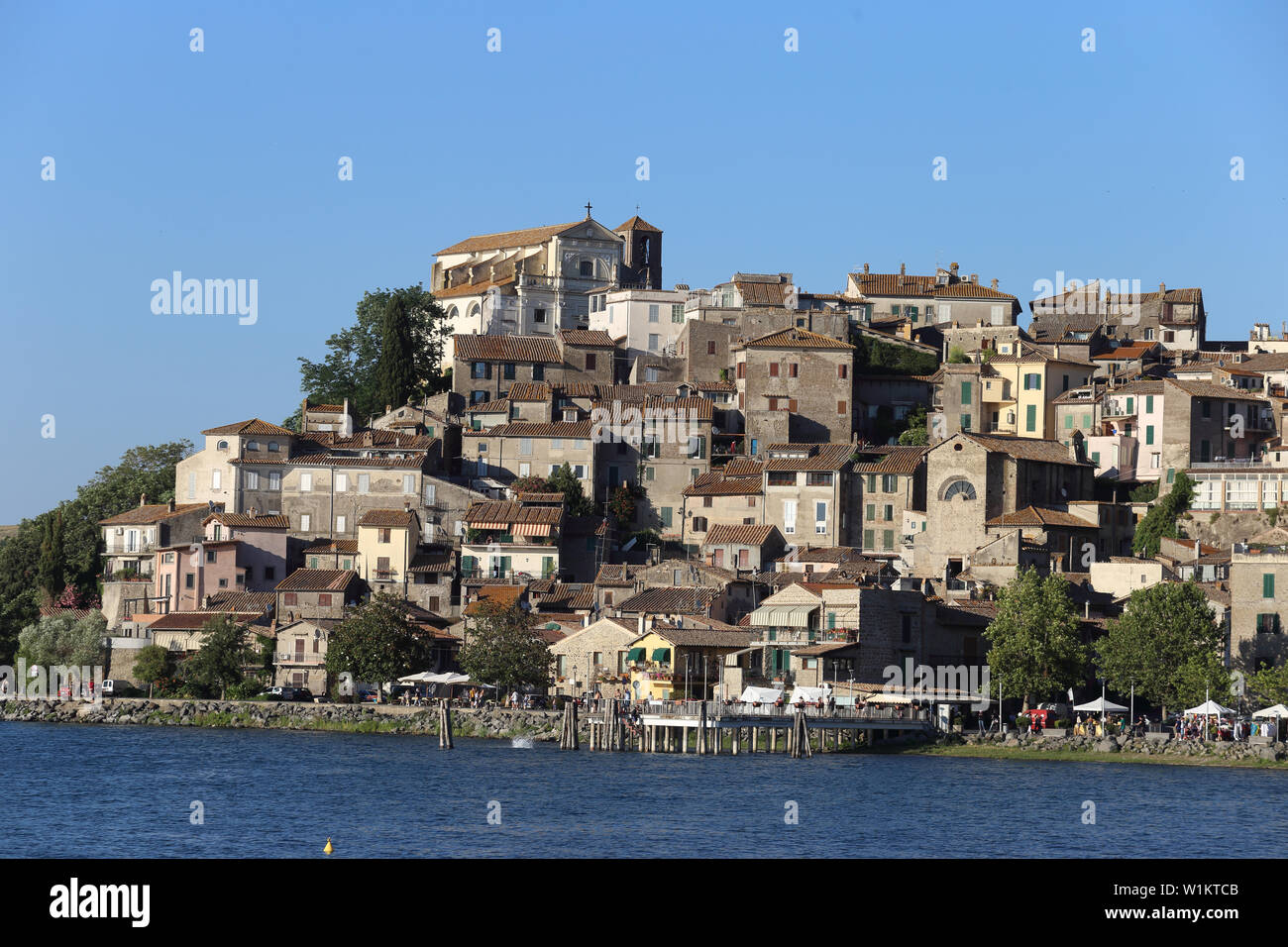 Carpi, Italie - 30 juin 2019 : la ville et le lac de Bracciano avec les touristes Banque D'Images