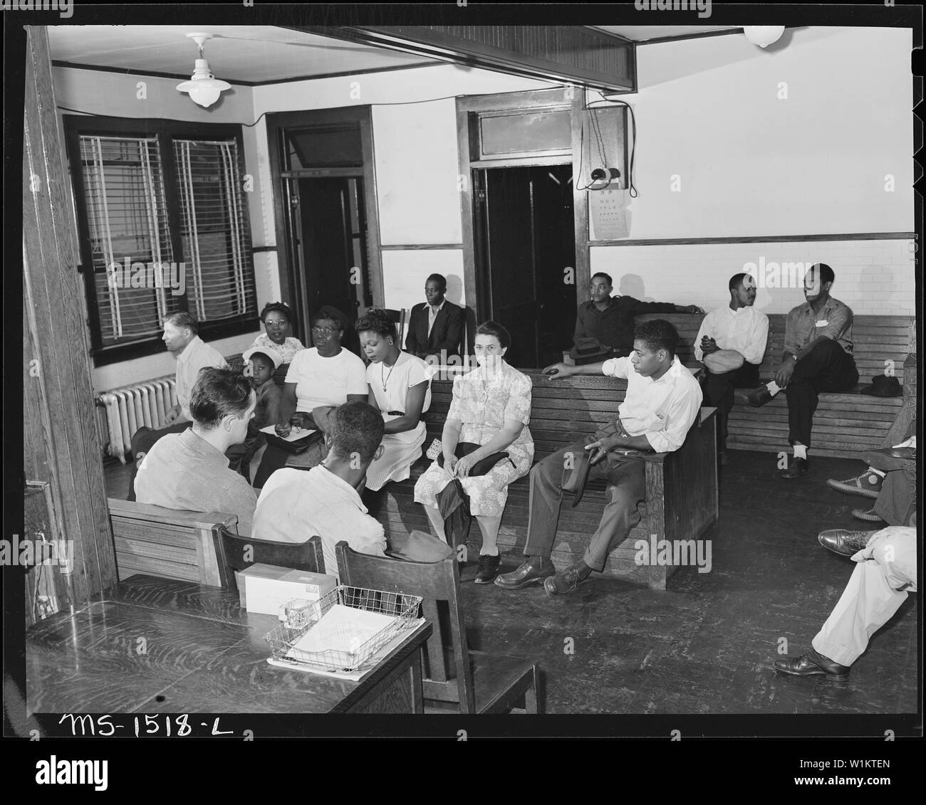 Salle d'attente au début de l'après-midi à la clinique. Ce bureau comprend trois périodes par jour pour les cliniques avec de 3 à 5 médecins présents à chaque clinique période. Charbon et coke Company aux États-Unis, Gary Mines, Gary, McDowell County, Virginie occidentale. Banque D'Images