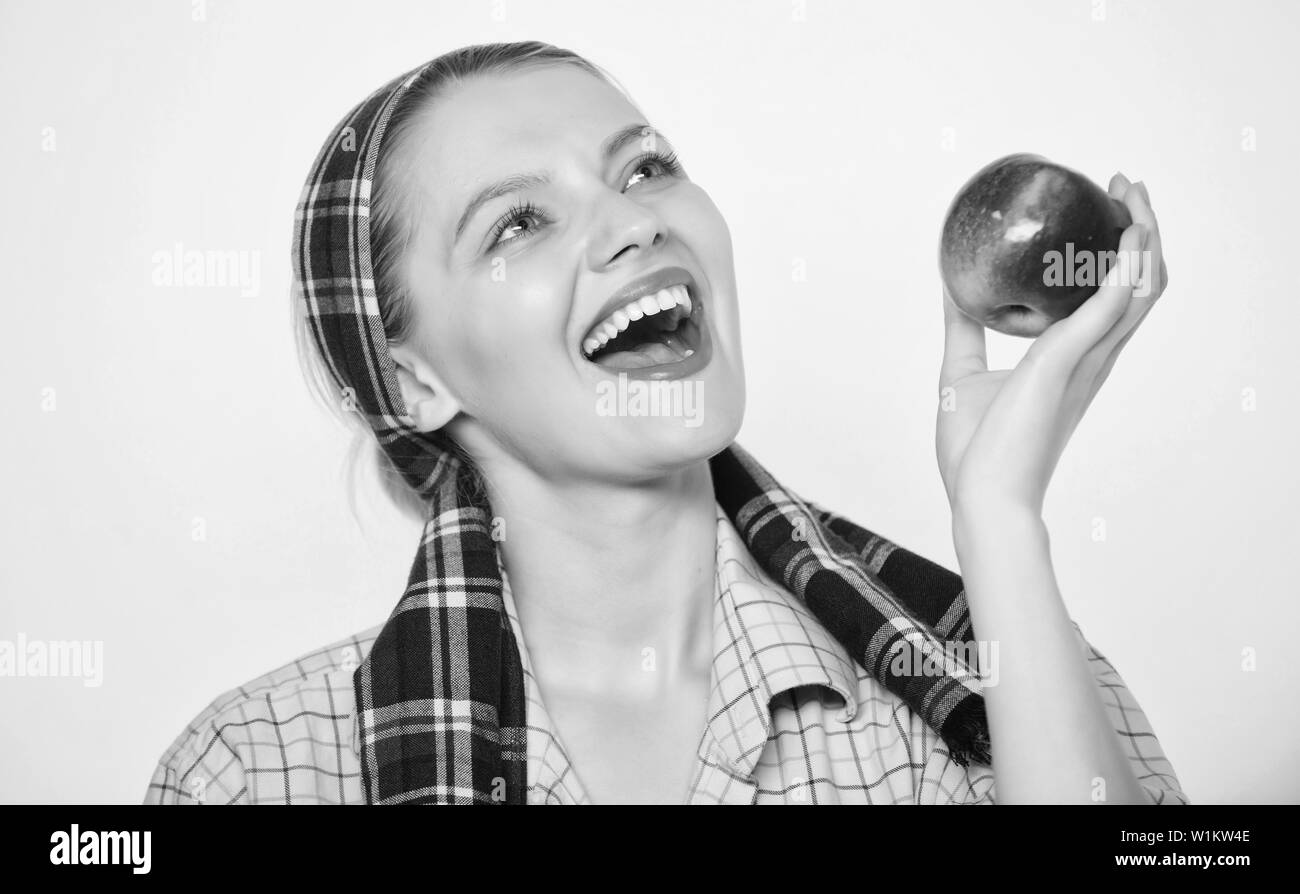 Apple régime alimentaire de démarrage. Femme aime des fruits naturels. Jardinier agriculteur récolte des pommes. Style rustique jardinier fille apple attente fond blanc. Soins de santé et de vitamine de la nutrition. Apple parfait. Épicerie. Banque D'Images