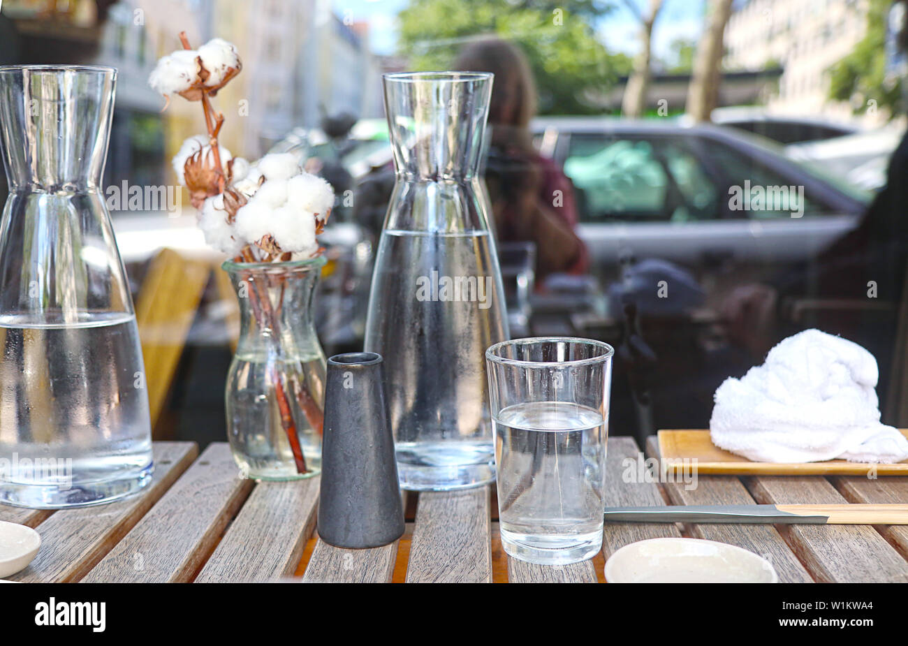 L'attente pour l'alimentation en plein air avec de l'eau, serviette humide et la décoration sur la table Banque D'Images