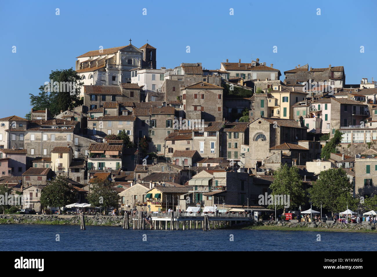Carpi, Italie - 30 juin 2019 : la ville et le lac de Bracciano avec les touristes Banque D'Images