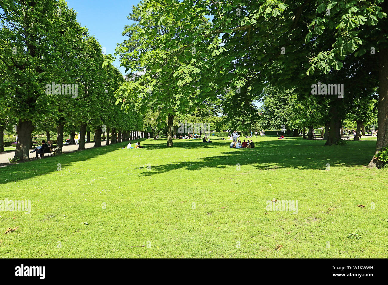 Très belle vue sur le jardin du roi près de Rosenborg Castle dans le centre de Copenhague - Danemark établi depuis début 17ème siècle. Les visiteurs apprécient Banque D'Images