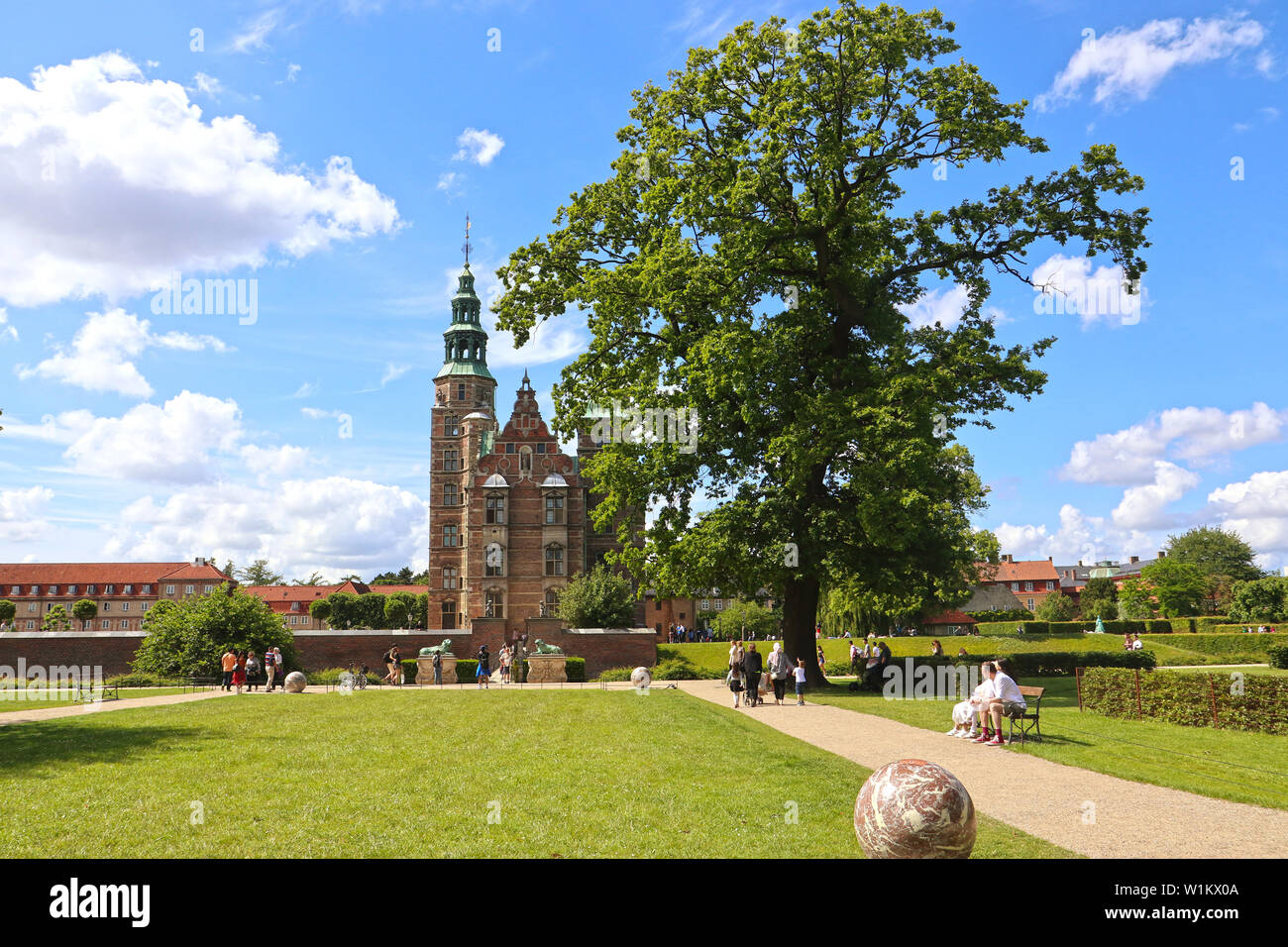 Copenhague, Danemark - 16 juin, 2019 Belle vue sur château de Rosenborg le jardin du roi, dans le centre de Copenhague. Le château a été construit en tant que pays s Banque D'Images