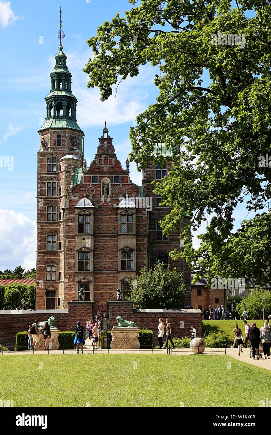 Copenhague, Danemark - 16 juin, 2019 Belle vue sur château de Rosenborg le jardin du roi, dans le centre de Copenhague. Le château a été construit en tant que pays s Banque D'Images