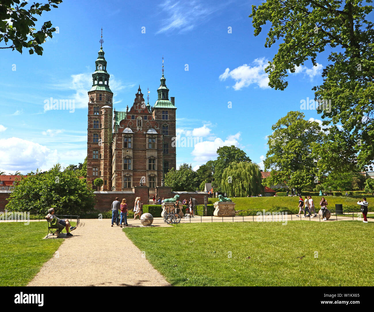 Copenhague, Danemark - 16 juin, 2019 Belle vue sur château de Rosenborg le jardin du roi, dans le centre de Copenhague. Le château a été construit en tant que pays s Banque D'Images