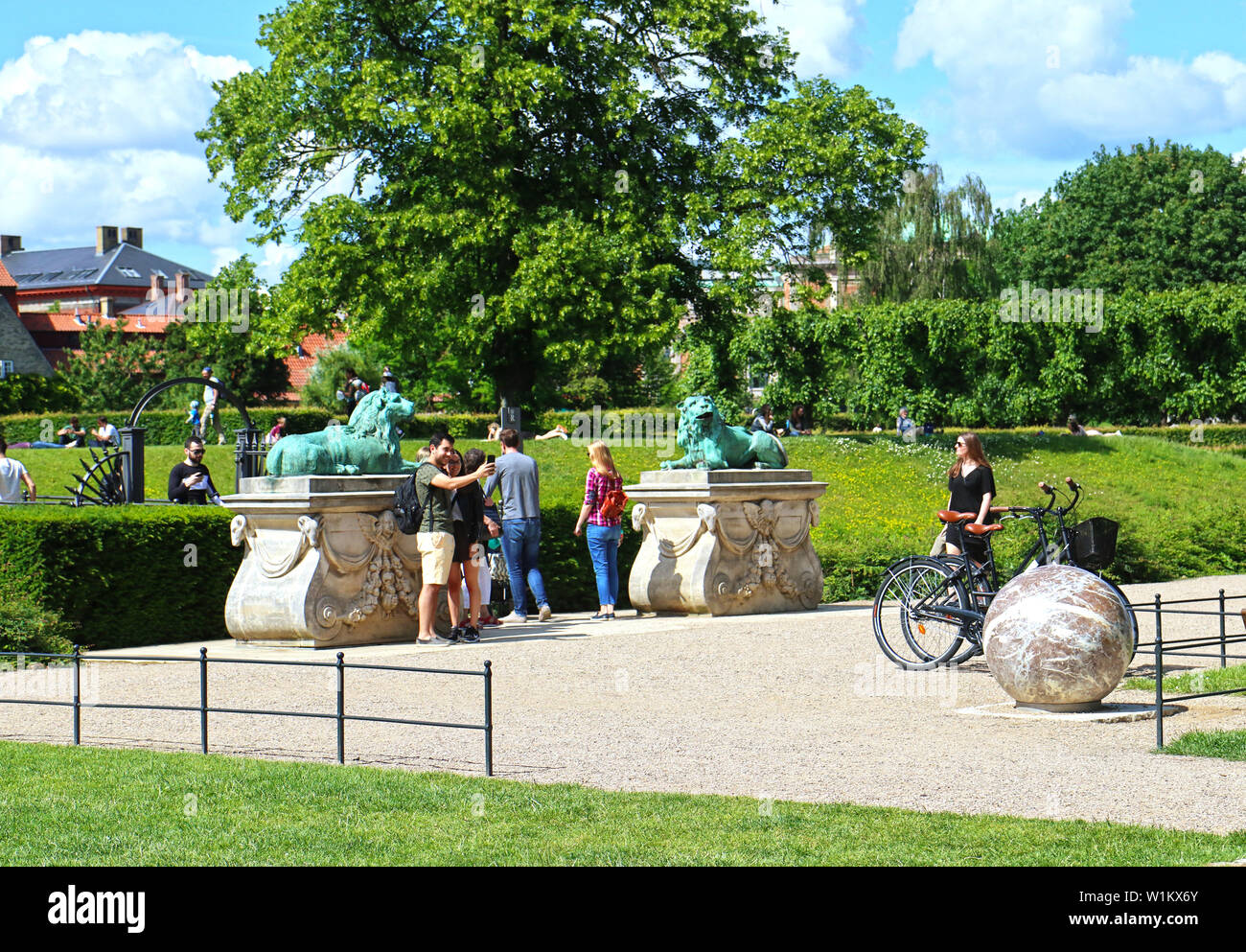 Copenhague, Danemark - 16 juin, 2019 Très belle vue sur le jardin du roi à l'entrée du château de Rosenborg dans le centre de Copenhague mis s Banque D'Images